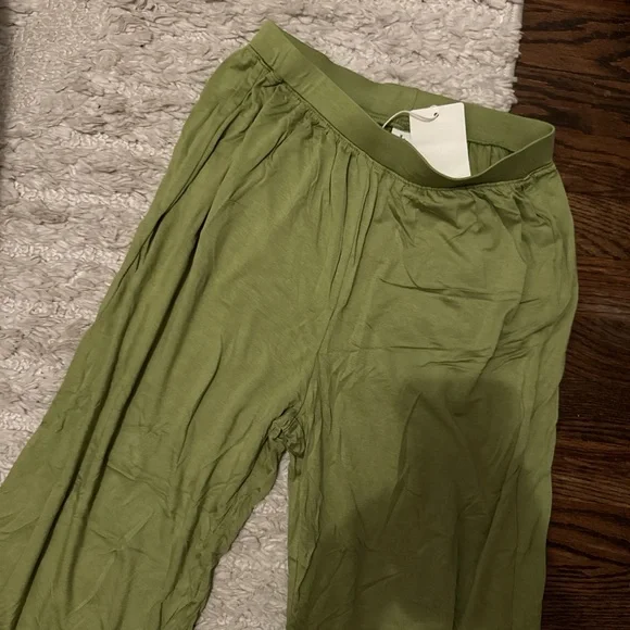 Brand new green lounge bottoms. Super comfy and flattering. - Picture 2 of 2